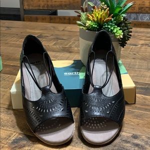 New Earth Camelia Nauset sandals